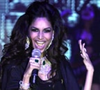 हुमा कुरैशी ने रैंप पर बिखेरी चमक