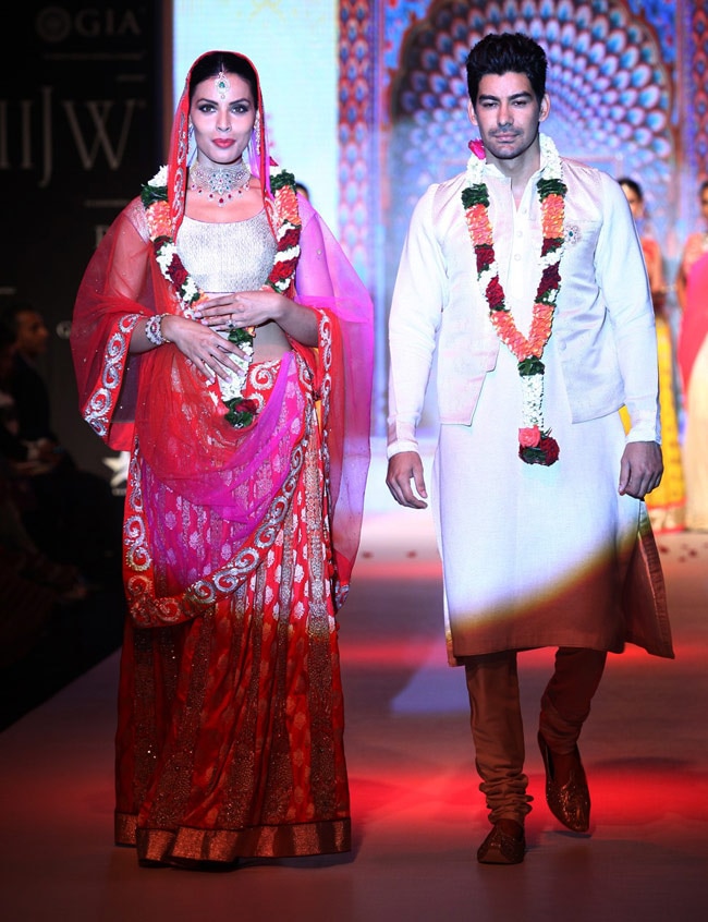 रैंप पर छा गईं काजल अग्रवाल, नेहा धूपिया, रितुपर्णा सेनगुप्ता