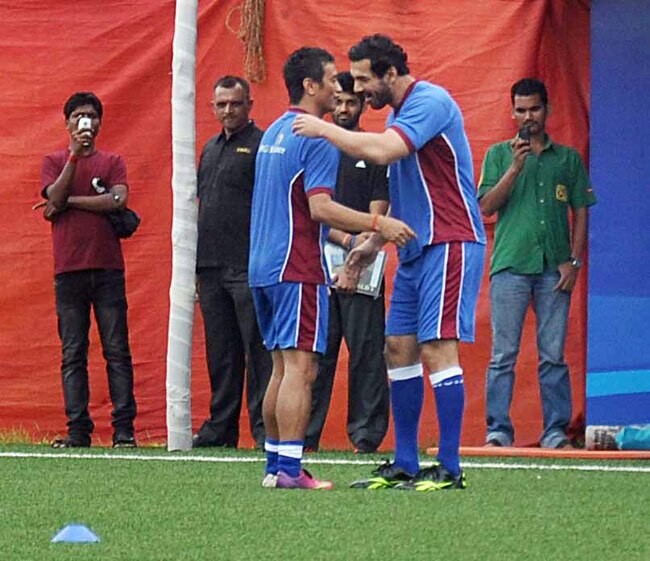 जॉन अब्राहम ने बाईचुंग भूटिया संग खेली फुटबॉल