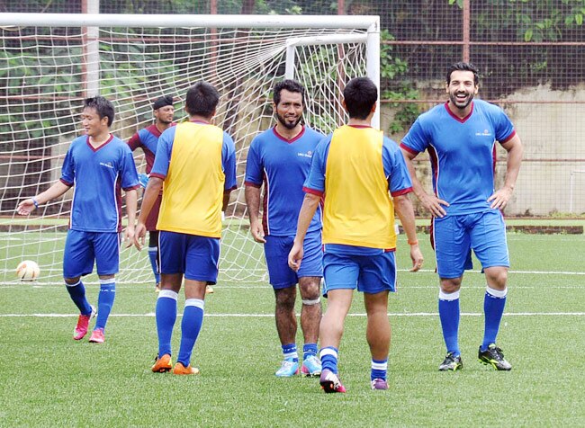 जॉन अब्राहम ने बाईचुंग भूटिया संग खेली फुटबॉल