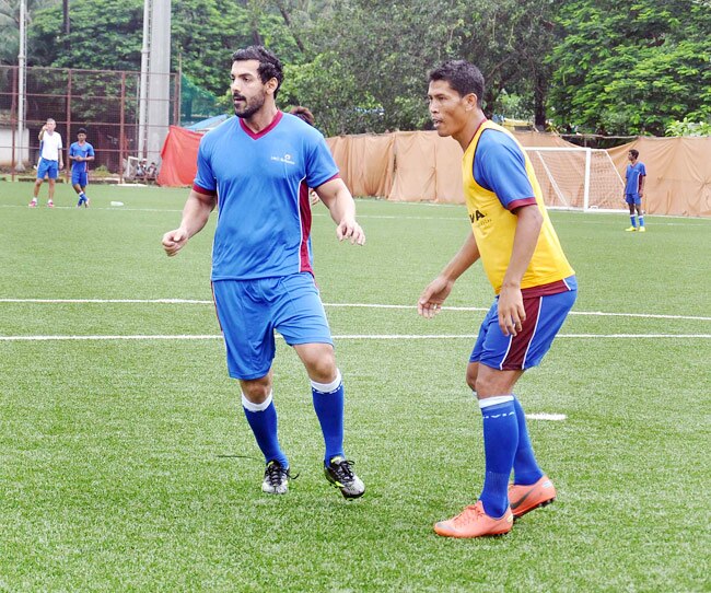 जॉन अब्राहम ने बाईचुंग भूटिया संग खेली फुटबॉल