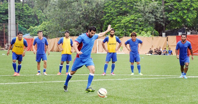 जॉन अब्राहम ने बाईचुंग भूटिया संग खेली फुटबॉल