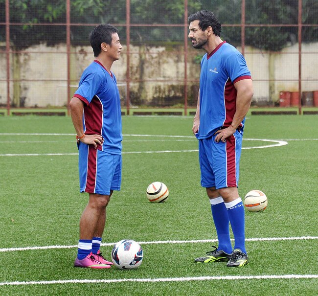 जॉन अब्राहम ने बाईचुंग भूटिया संग खेली फुटबॉल