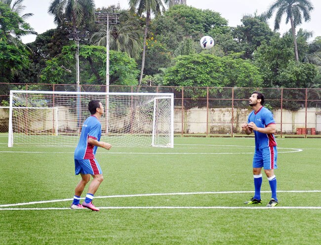 जॉन अब्राहम ने बाईचुंग भूटिया संग खेली फुटबॉल