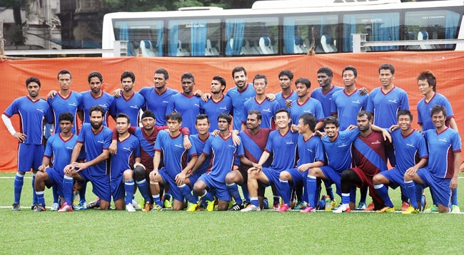 जॉन अब्राहम ने बाईचुंग भूटिया संग खेली फुटबॉल