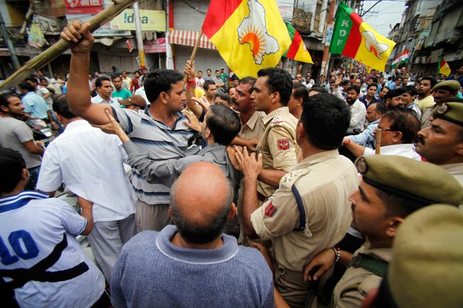 किश्तवाड़ हिंसा के बाद जल उठा जम्मू