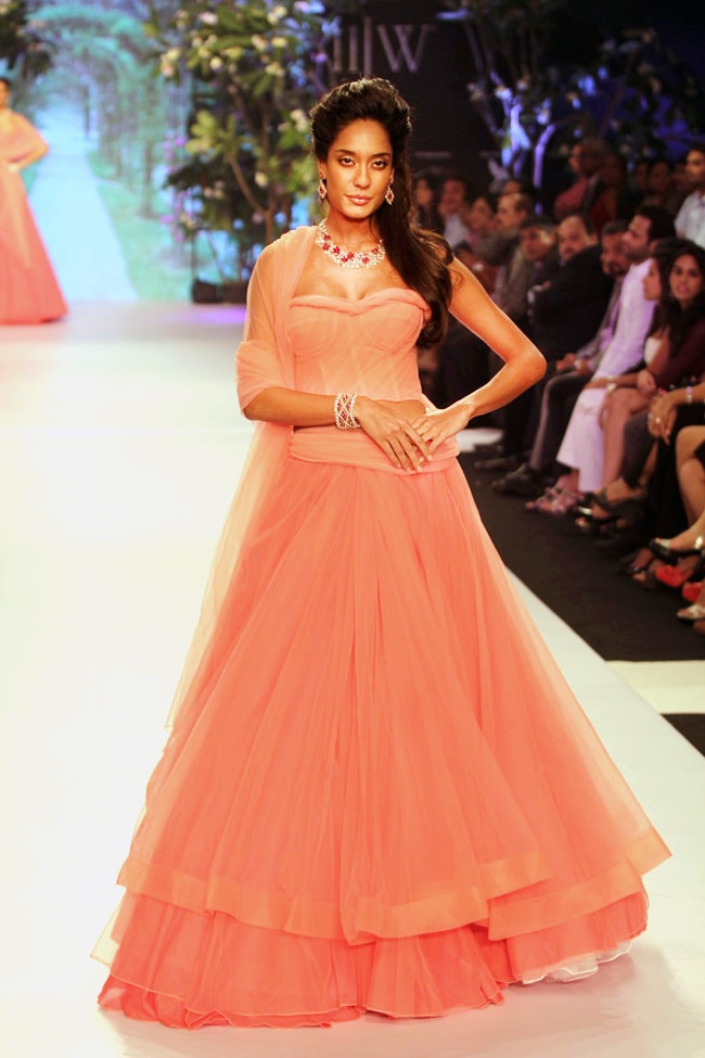 ज्‍वेलरी वीक में बॉलीवुड सितारों ने बिखेरी चमक...