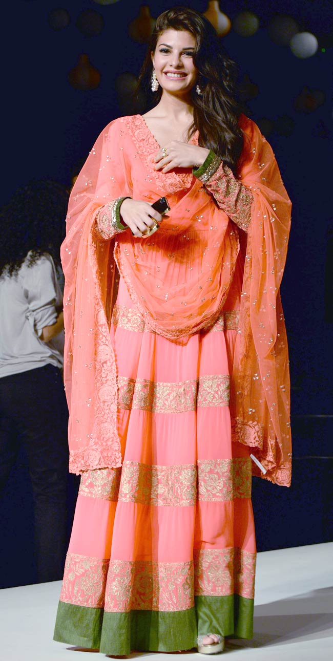 Lakme Fashion Week में उर्मिला और करिश्मा का जलवा