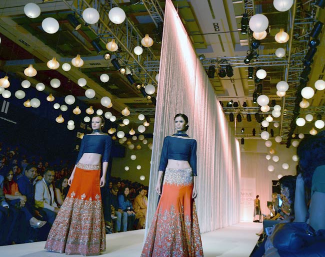 Lakme Fashion Week में उर्मिला और करिश्मा का जलवा