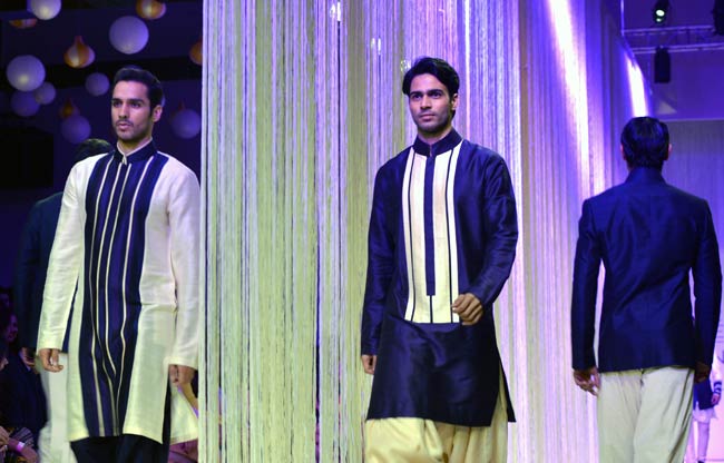 Lakme Fashion Week में उर्मिला और करिश्मा का जलवा