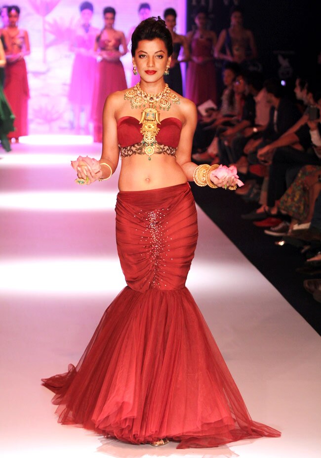 ज्‍वेलरी वीक में बॉलीवुड सितारों ने बिखेरी चमक...