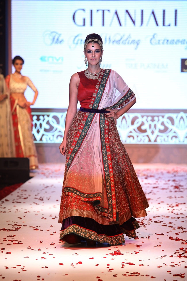 रैंप पर छा गईं काजल अग्रवाल, नेहा धूपिया, रितुपर्णा सेनगुप्ता