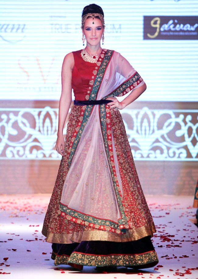 ज्‍वेलरी वीक में बॉलीवुड सितारों ने बिखेरी चमक...