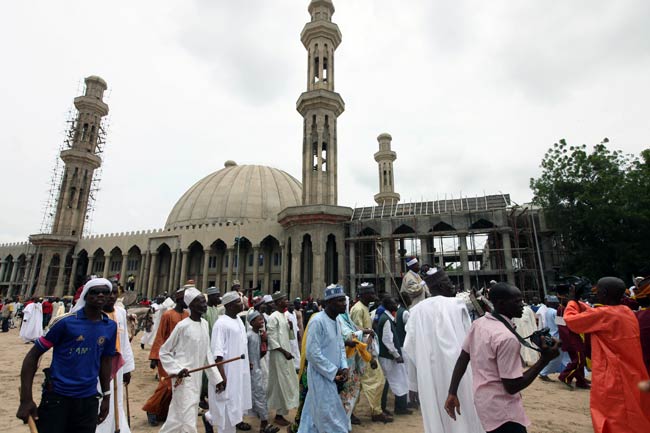 नाइजीरिया में नमाज पढ़ रहे लोगों पर आतंकी हमला, दर्जनों मरे