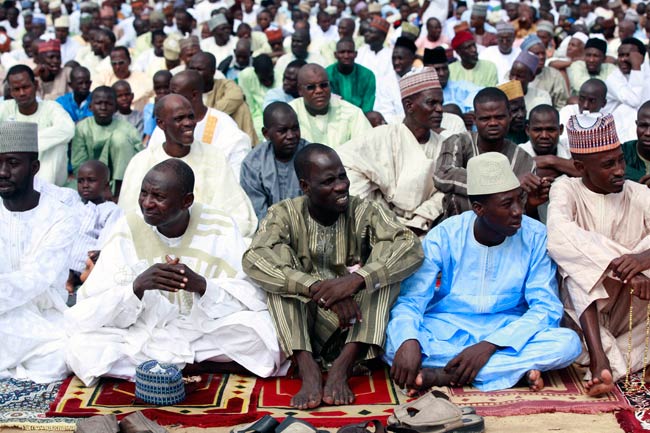 नाइजीरिया में नमाज पढ़ रहे लोगों पर आतंकी हमला, दर्जनों मरे