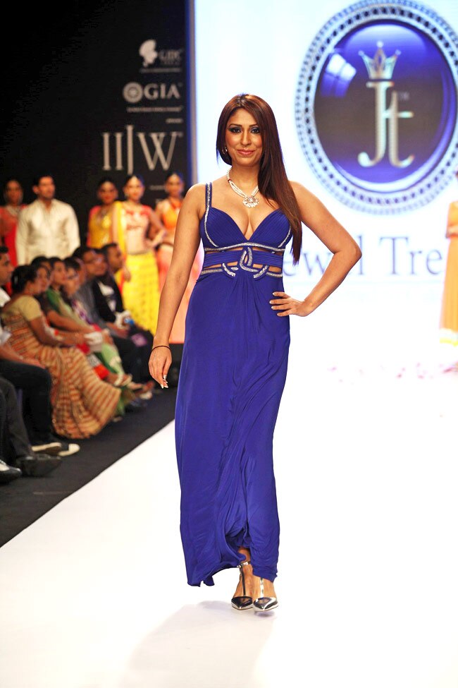 रैंप पर छा गईं काजल अग्रवाल, नेहा धूपिया, रितुपर्णा सेनगुप्ता