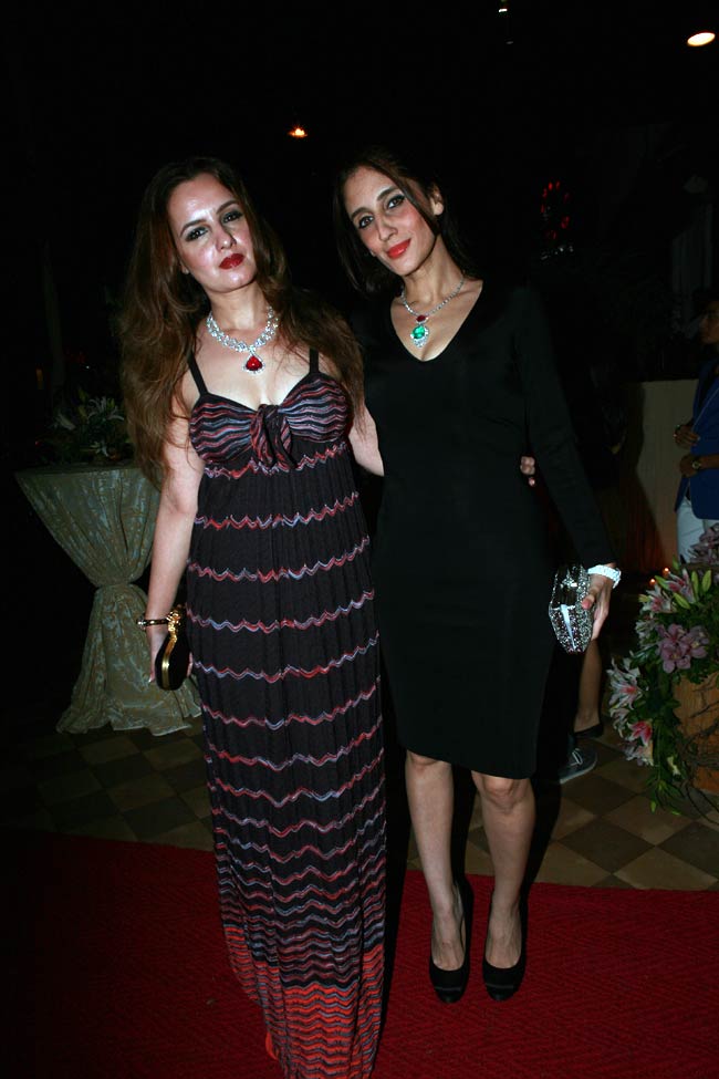 ज्‍वेलरी शॉप के उद्धाटन में दिखी बॉलीवुड की चमक