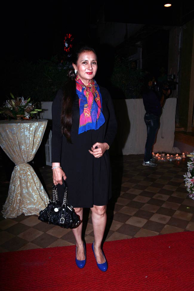 ज्‍वेलरी शॉप के उद्धाटन में दिखी बॉलीवुड की चमक