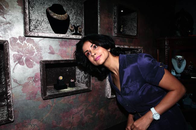 ज्‍वेलरी शॉप के उद्धाटन में दिखी बॉलीवुड की चमक