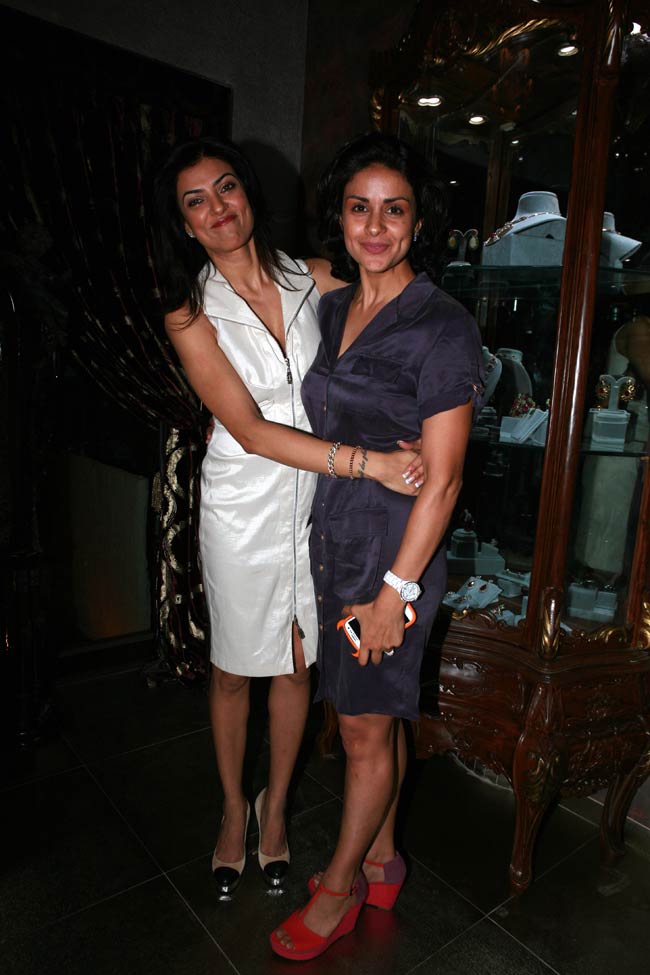 ज्‍वेलरी शॉप के उद्धाटन में दिखी बॉलीवुड की चमक