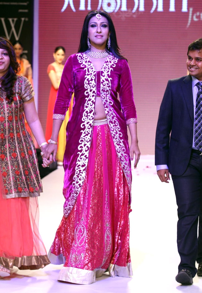 रैंप पर छा गईं काजल अग्रवाल, नेहा धूपिया, रितुपर्णा सेनगुप्ता