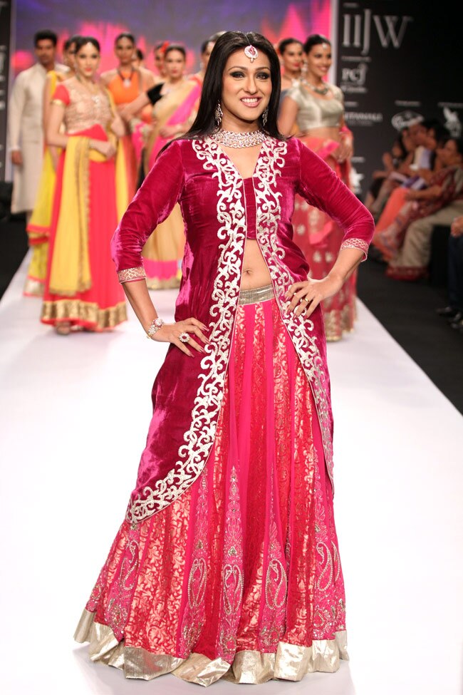 ज्‍वेलरी वीक में बॉलीवुड सितारों ने बिखेरी चमक...