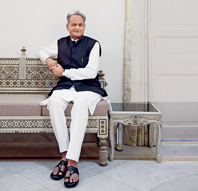 सत्ता के गलियारों में भी हैं आसाराम के भक्त