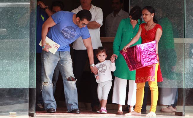 सलमान खान ने परिजनों के साथ मनाया रक्षाबंधन