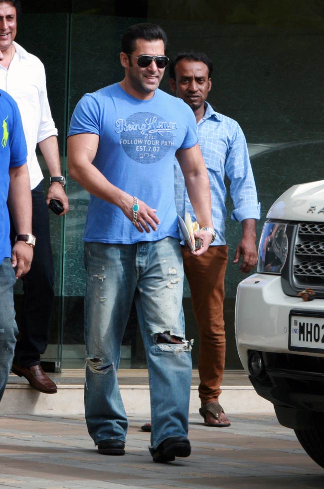 सलमान खान ने परिजनों के साथ मनाया रक्षाबंधन