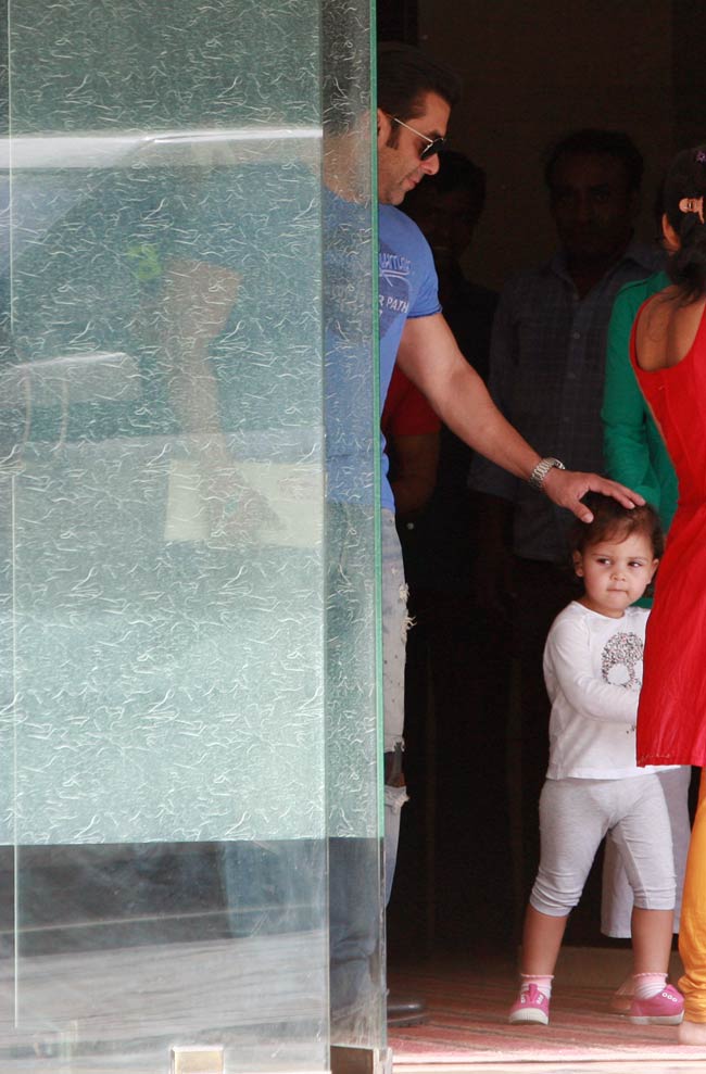 सलमान खान ने परिजनों के साथ मनाया रक्षाबंधन