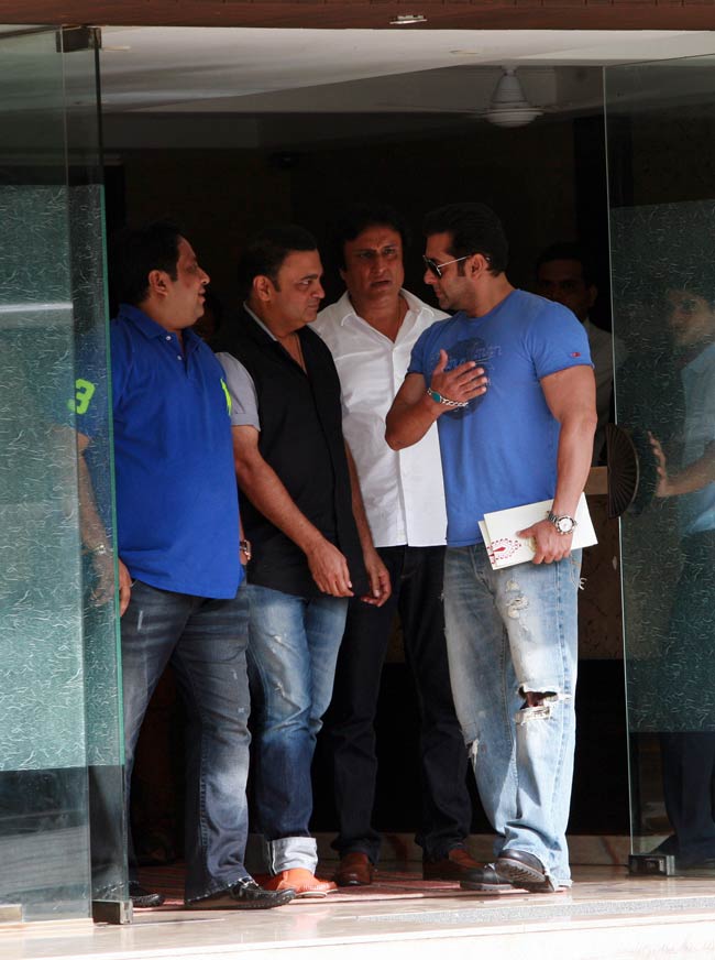 सलमान खान ने परिजनों के साथ मनाया रक्षाबंधन