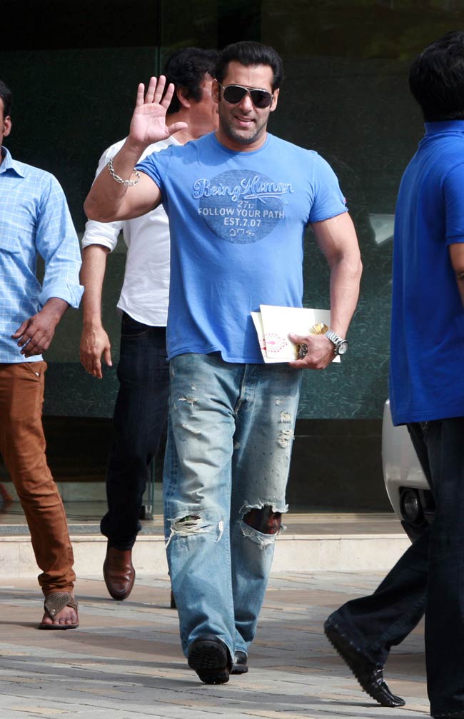 सलमान खान ने परिजनों के साथ मनाया रक्षाबंधन