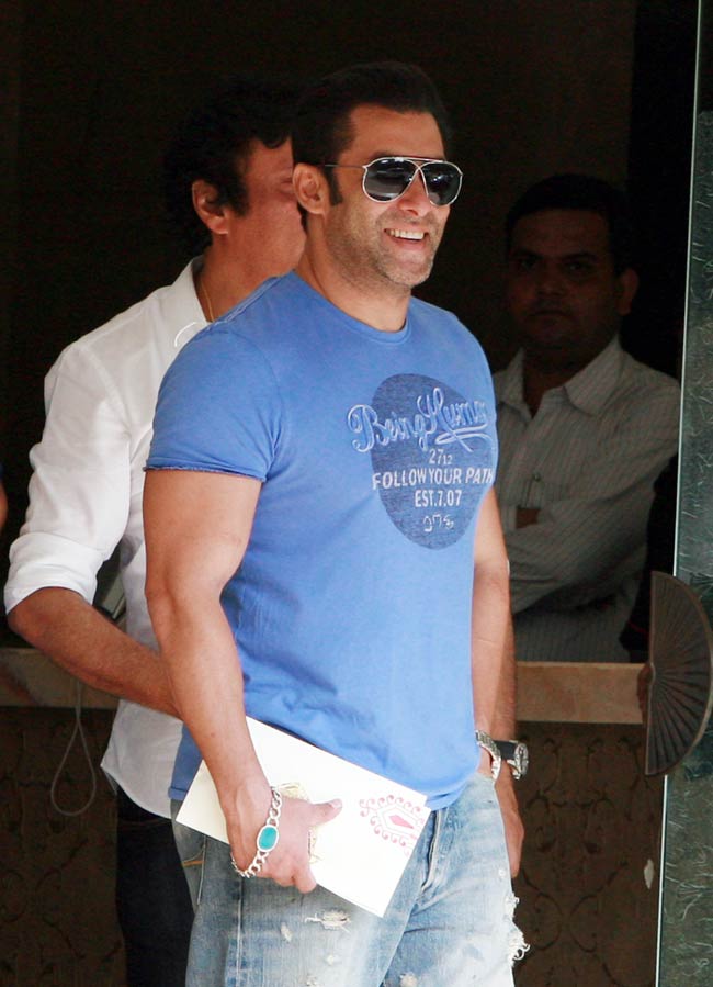 सलमान खान ने परिजनों के साथ मनाया रक्षाबंधन