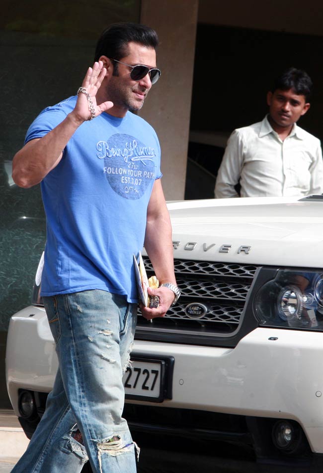 सलमान खान ने परिजनों के साथ मनाया रक्षाबंधन