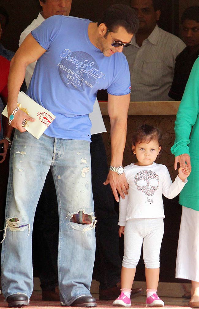 सलमान खान ने परिजनों के साथ मनाया रक्षाबंधन