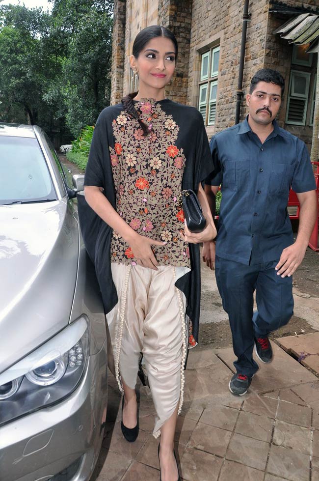 बदले अंदाज में नजर आईं अभिनेत्री सोनम कपूर