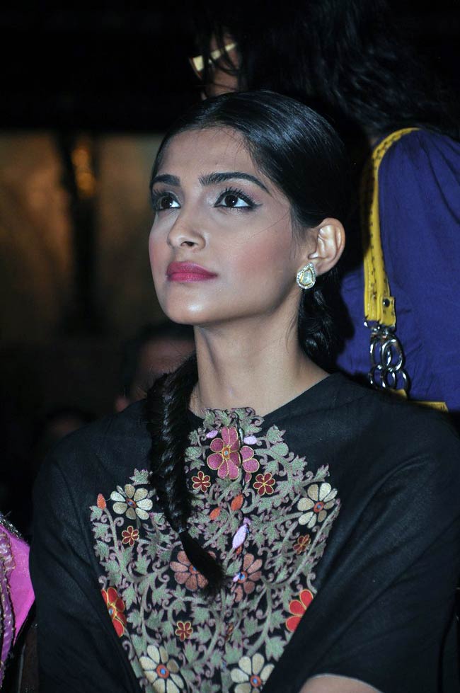 बदले अंदाज में नजर आईं अभिनेत्री सोनम कपूर