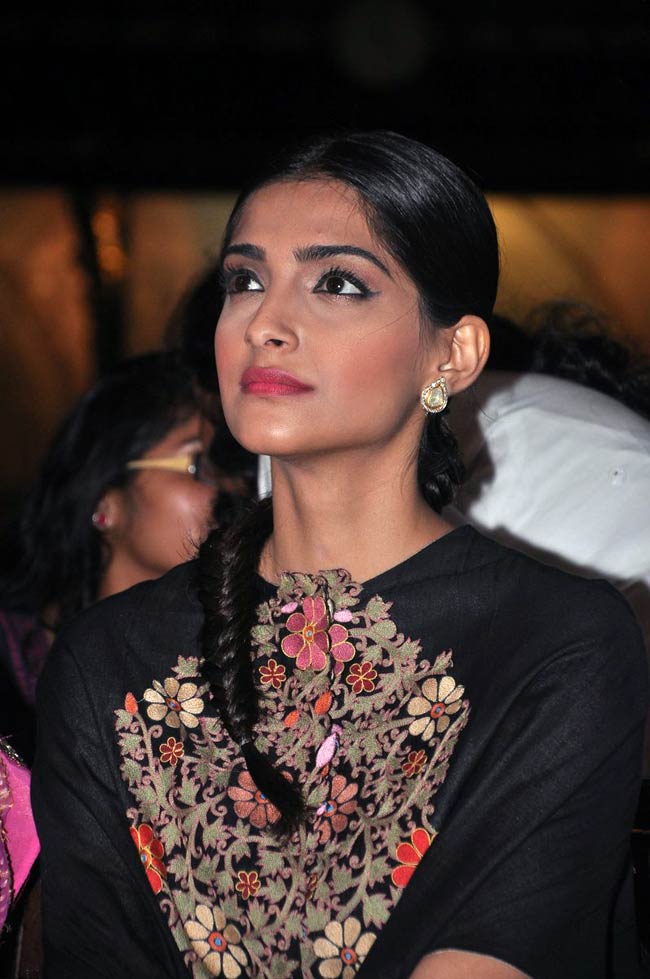 बदले अंदाज में नजर आईं अभिनेत्री सोनम कपूर