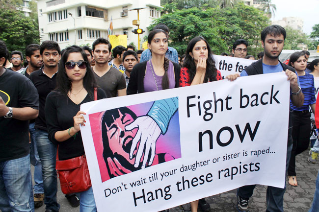 मुंबई गैंगरेप के विरोध में मुंबई की सड़क पर उतरी सोनम कपूर