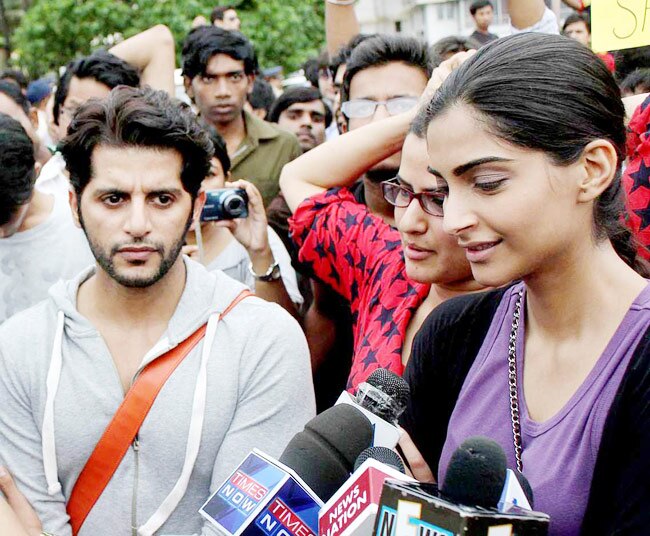 मुंबई गैंगरेप के विरोध में मुंबई की सड़क पर उतरी सोनम कपूर
