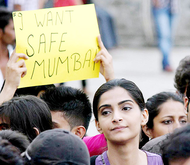 मुंबई गैंगरेप के विरोध में मुंबई की सड़क पर उतरी सोनम कपूर