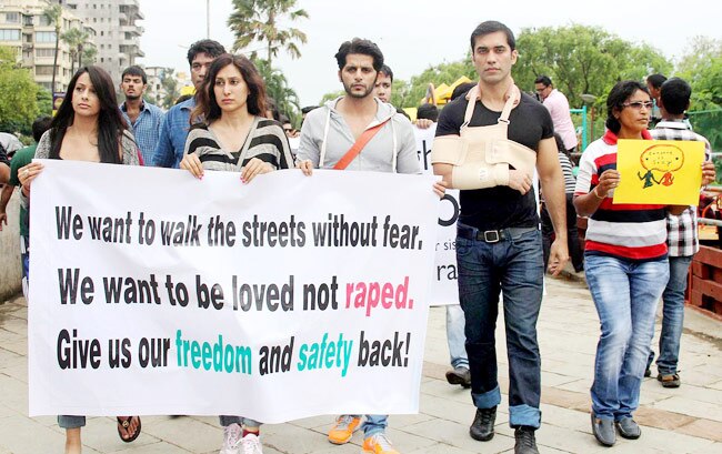 मुंबई गैंगरेप के विरोध में मुंबई की सड़क पर उतरी सोनम कपूर