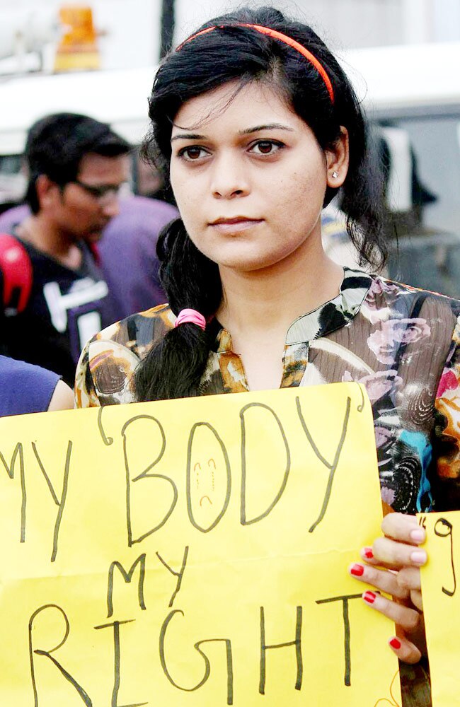 मुंबई गैंगरेप के विरोध में मुंबई की सड़क पर उतरी सोनम कपूर