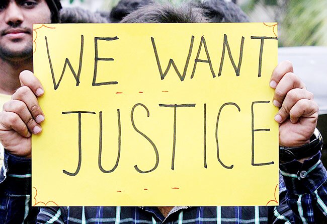 मुंबई गैंगरेप के विरोध में मुंबई की सड़क पर उतरी सोनम कपूर