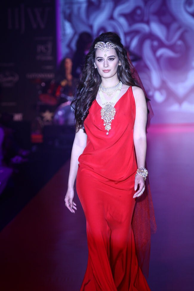 हुमा कुरैशी ने रैंप पर बिखेरी चमक