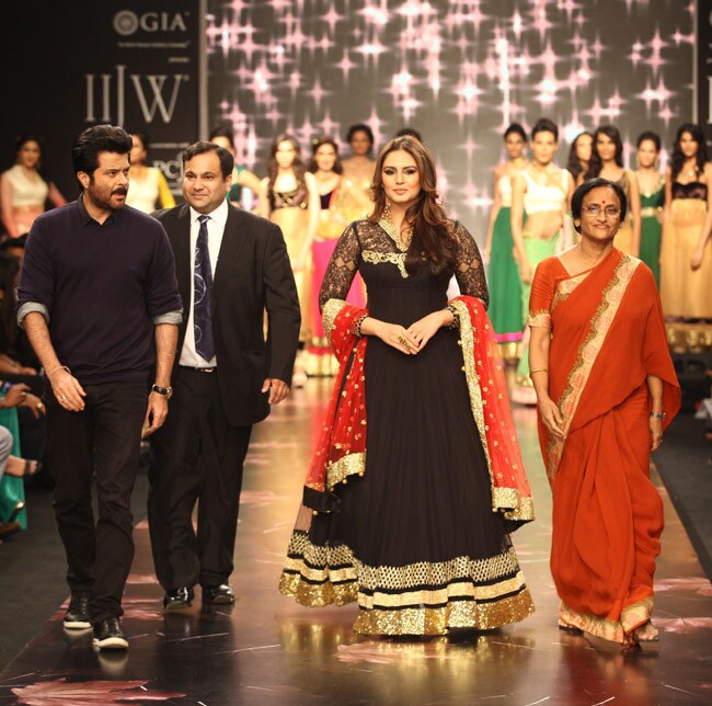 हुमा कुरैशी ने रैंप पर बिखेरी चमक