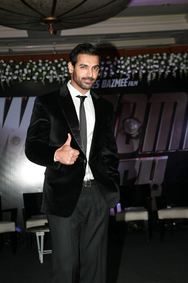 मिलिए 'वेलकम बैक' की गैंग से!