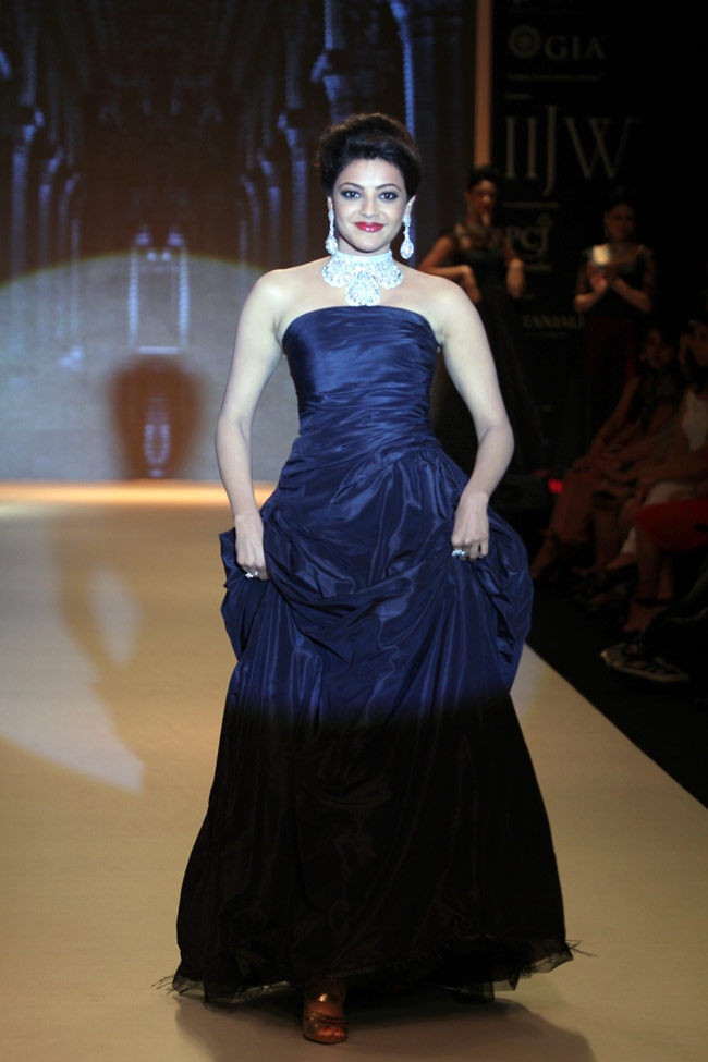 रैंप पर छा गईं काजल अग्रवाल, नेहा धूपिया, रितुपर्णा सेनगुप्ता