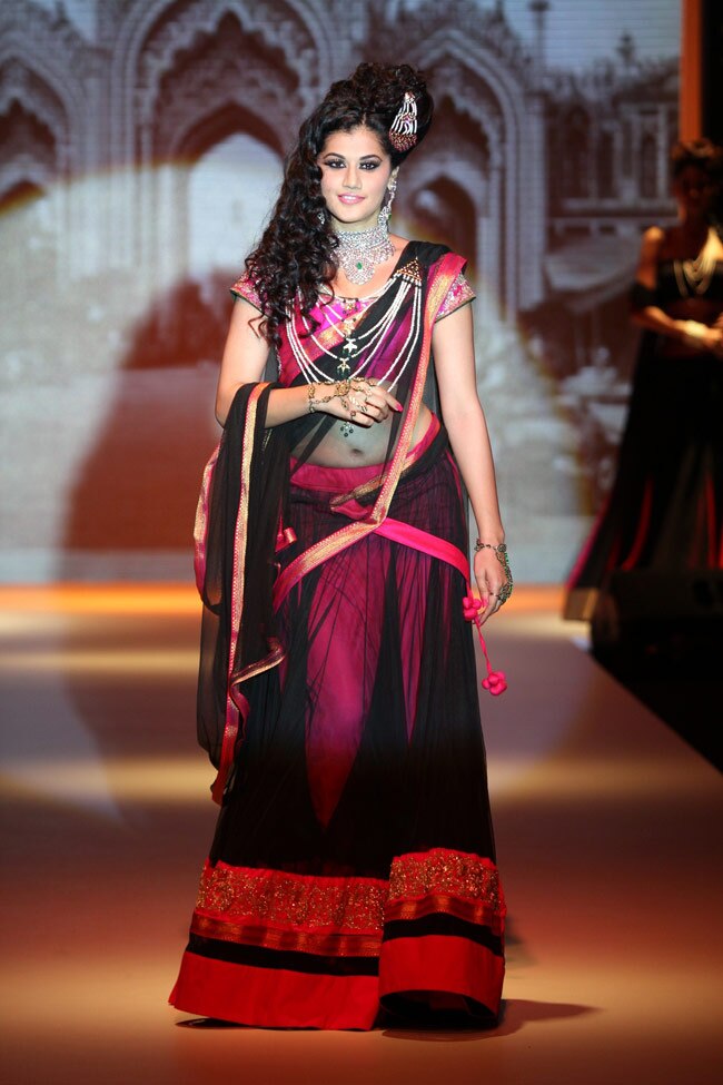 रैंप पर छा गईं काजल अग्रवाल, नेहा धूपिया, रितुपर्णा सेनगुप्ता