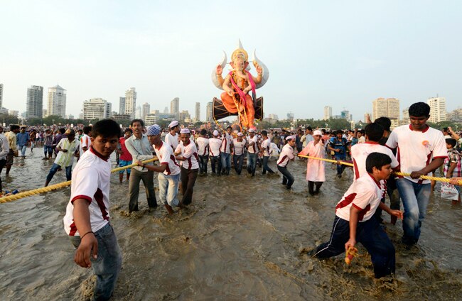 गणपति विसर्जन में उमड़ी श्रद्धालुओं की भीड़